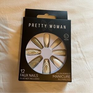 💖NWOT Pretty Woman White & Gold Sparkly Glitter Coffin Faux Press On Nails